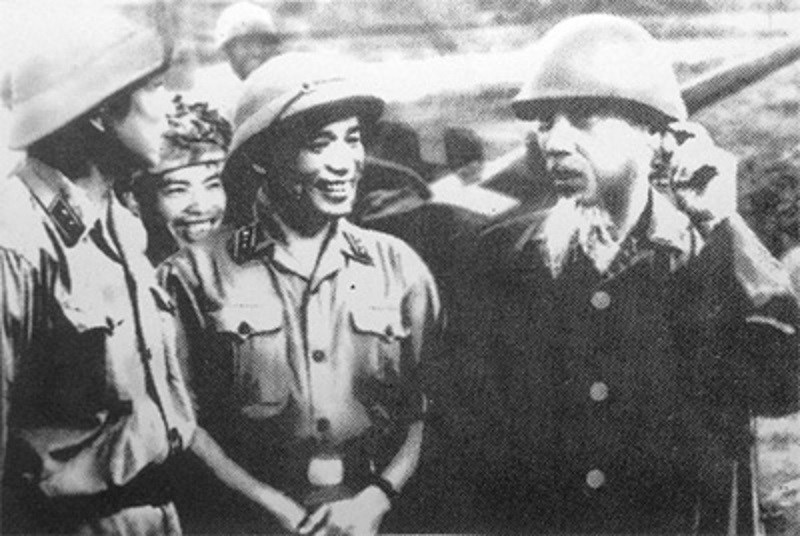 Bác Hồ đến thăm Quân chủng Phòng không - Không quân (ngày 19-7-1965). Ảnh tư liệu