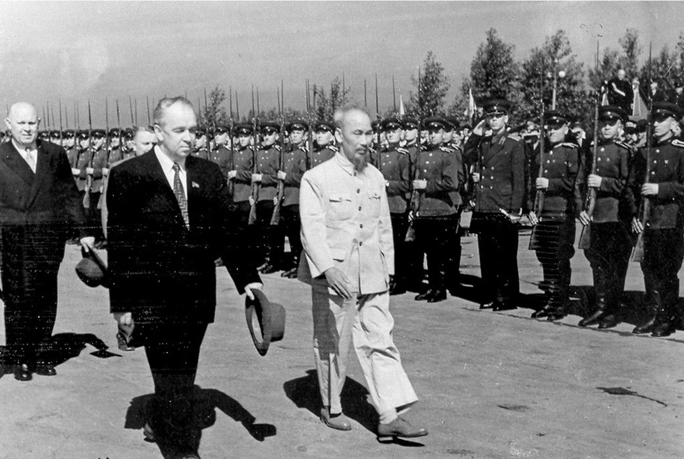 Chủ tịch Hồ Chí Minh duyệt đội danh dự Quân đội Liên Xô trong lễ đón đoàn đại biểu Chính phủ Việt Nam thăm chính thức Liên Xô ngày 12-7-1955