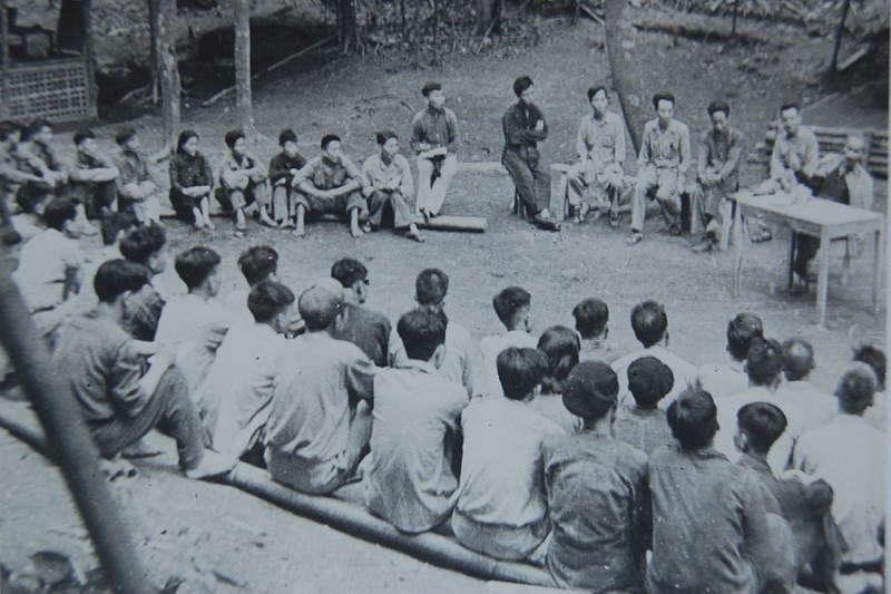 Chủ tịch Hồ Chí Minh nói chuyện với cán bộ, nhân viên Văn phòng Chủ tịch phủ - Thủ tướng phủ. Ảnh: hochiminh.vn