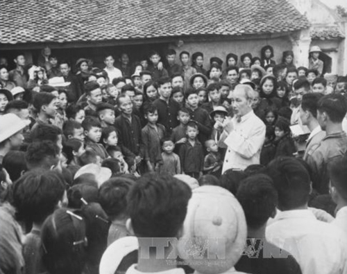Chủ tịch Hồ Chí Minh về thăm và nói chuyện với nhân dân xã Ái Quốc, Hưng Yên năm 1958. Ảnh: TTXVN