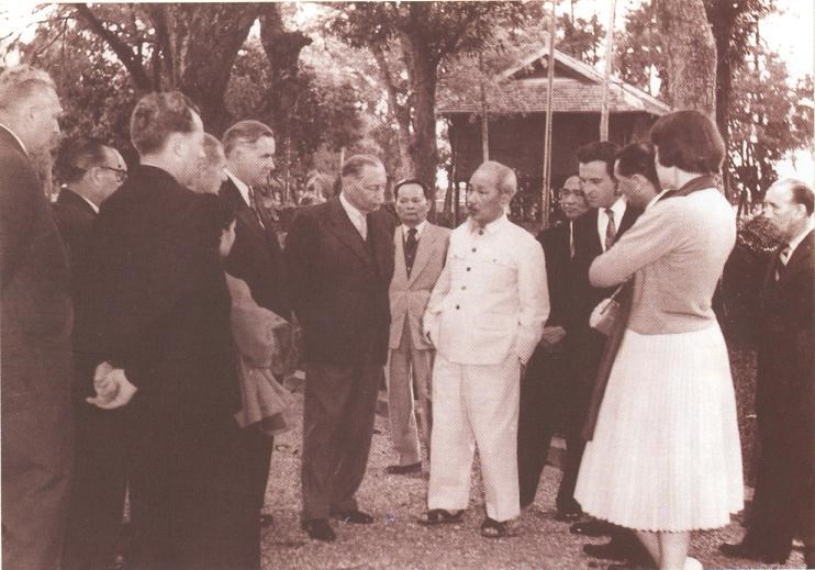 Chủ tịch Hồ Chí Minh tiếp đoàn đại biểu Quốc hội Tiệp Khắc bên nhà sàn của Người trong Khu Phủ Chủ tịch, tháng 1-1960. Ảnh: baotanghochiminh.vn