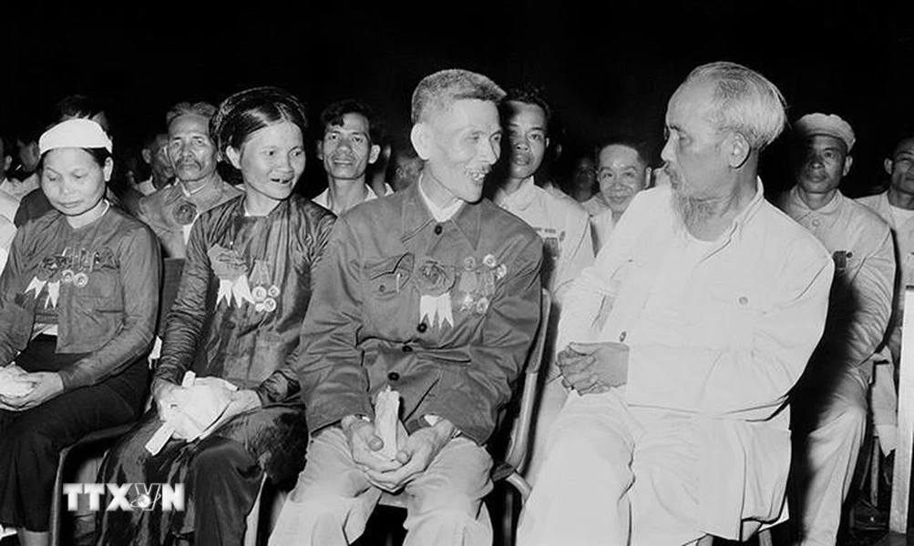 Chủ tịch Hồ Chí Minh nói chuyện thân mật với Anh hùng Lao động Nguyễn Phúc Đồng và nữ anh hùng Nguyễn Thị Năm tại Đại hội liên hoan Anh hùng, Chiến sỹ thi đua toàn quốc lần thứ II tại Hà Nội (7/7/1958). ảnh TTXVN